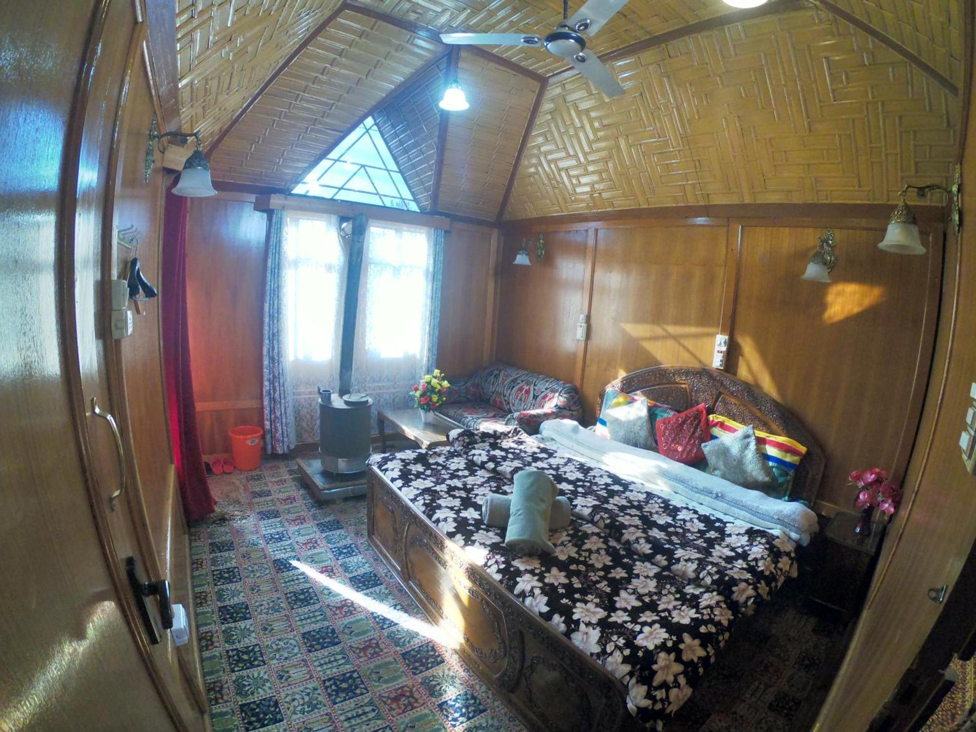 Goona Palace Houseboats Srinagar  Exterior photo