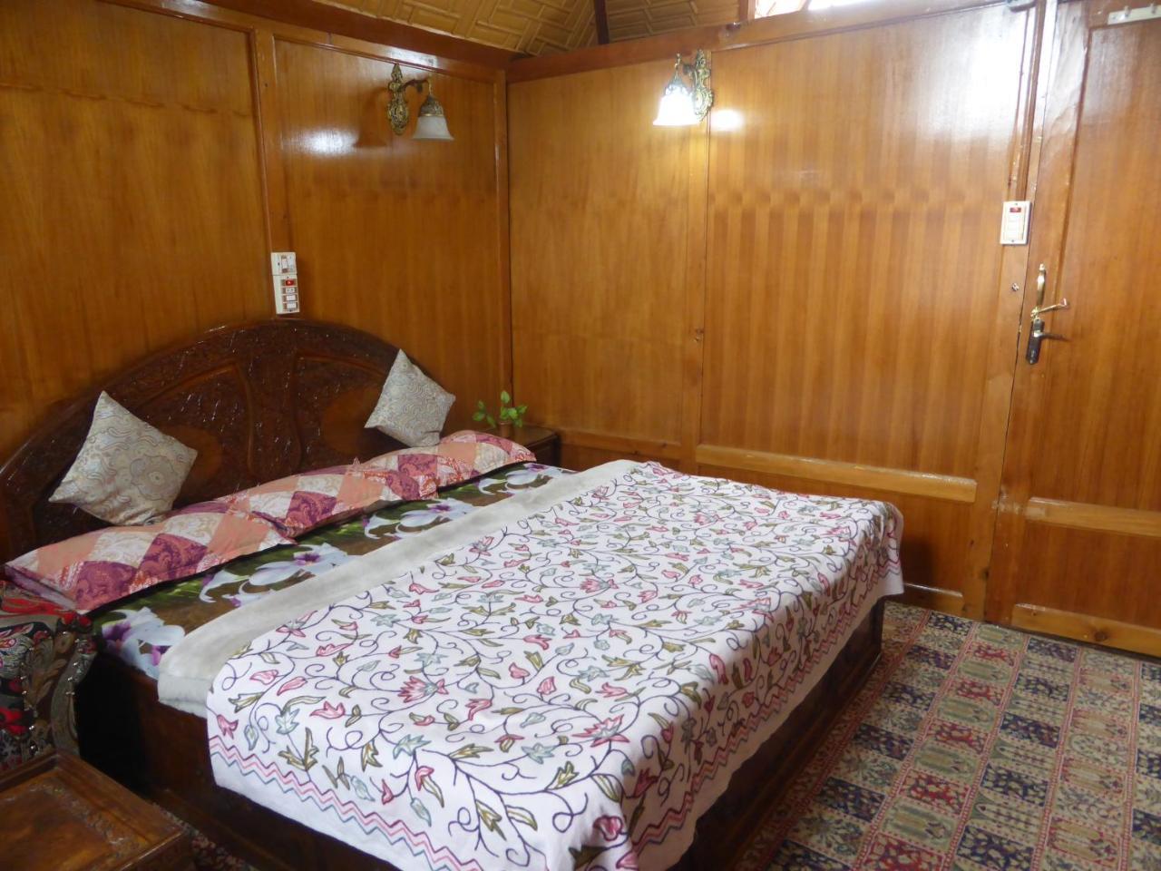 Goona Palace Houseboats Srinagar  Exterior photo